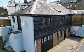 Old Boathouse 3 Bed 2 Bath Nr Beach Inc Parking